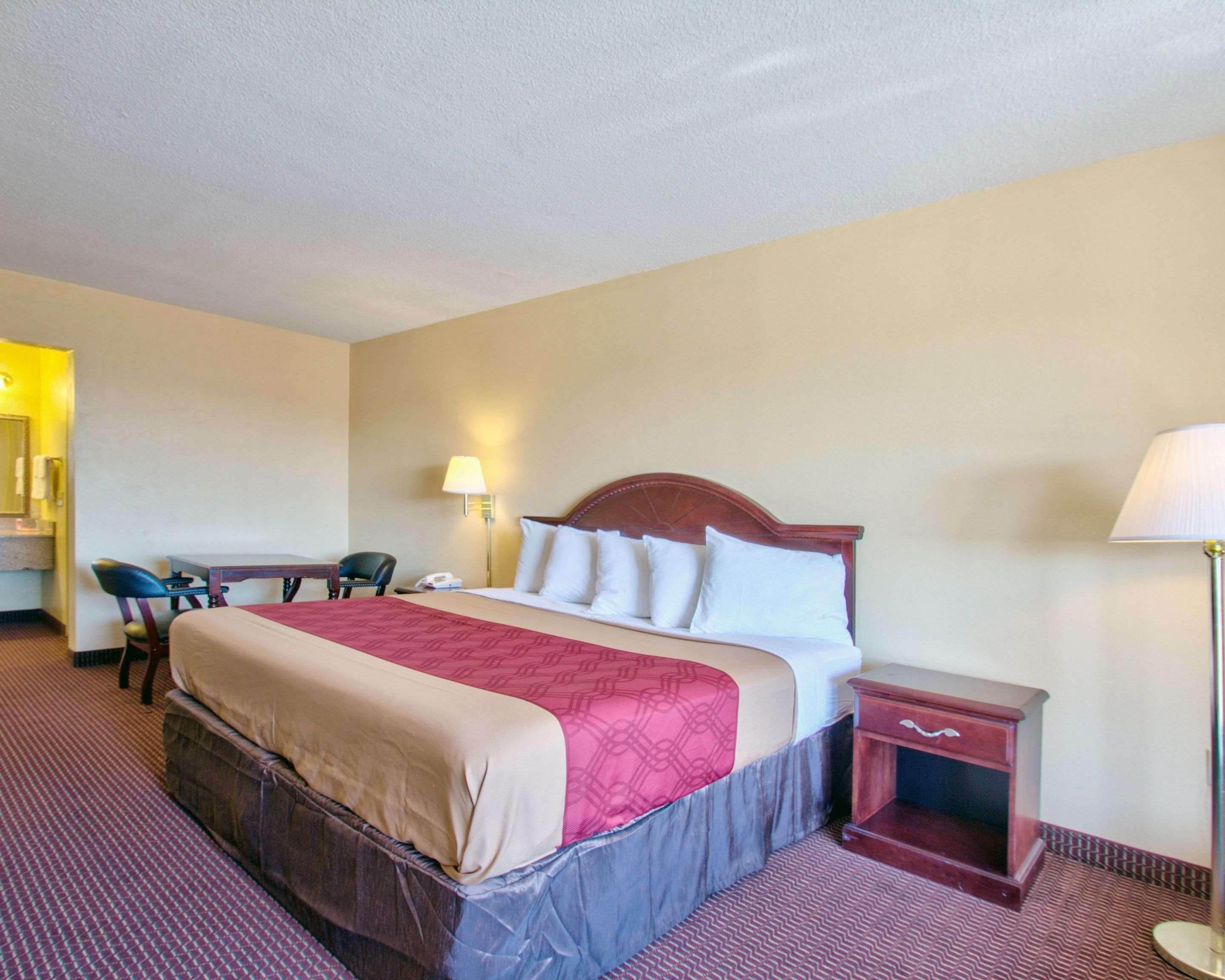 Econo Lodge *