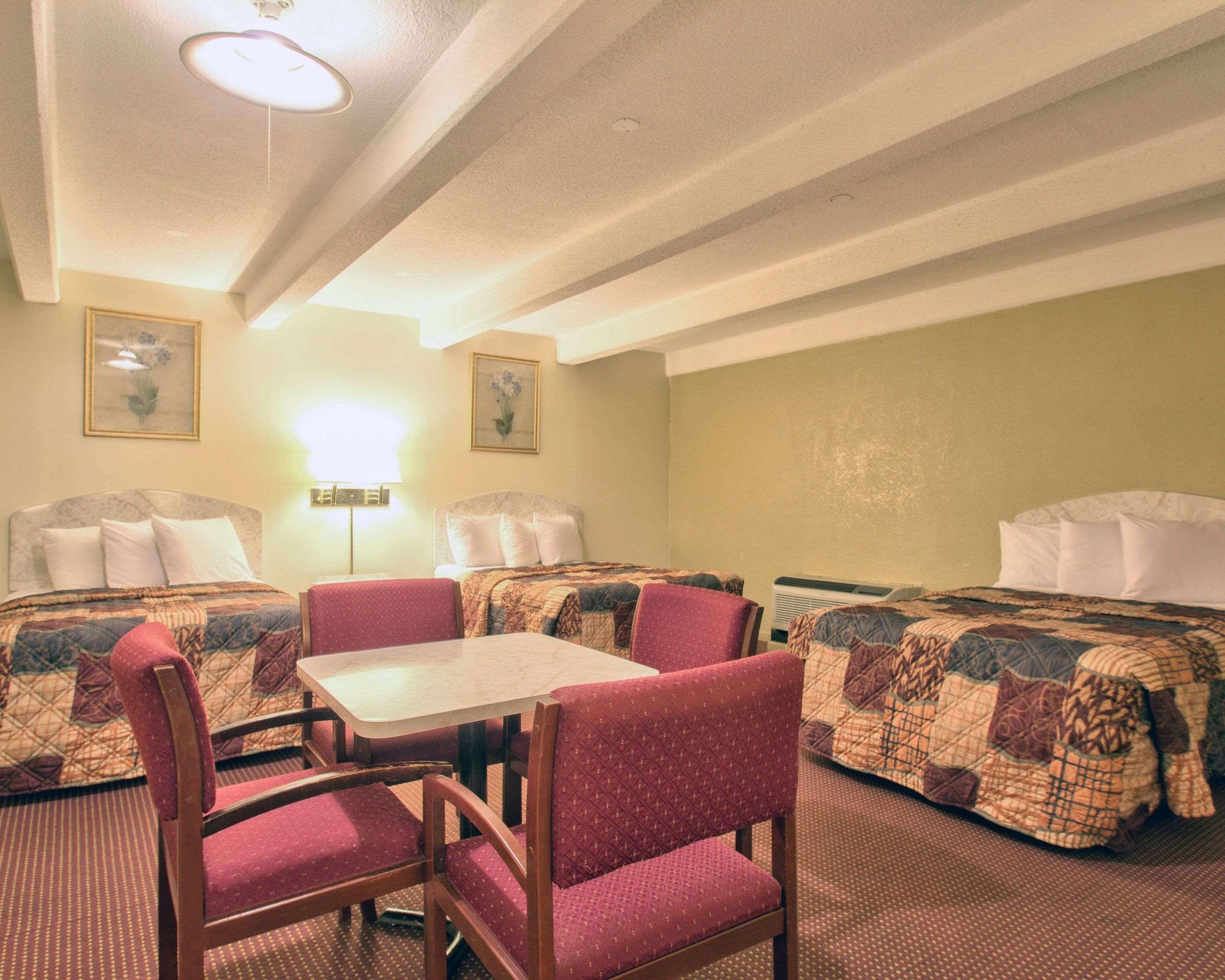 Econo Lodge *
