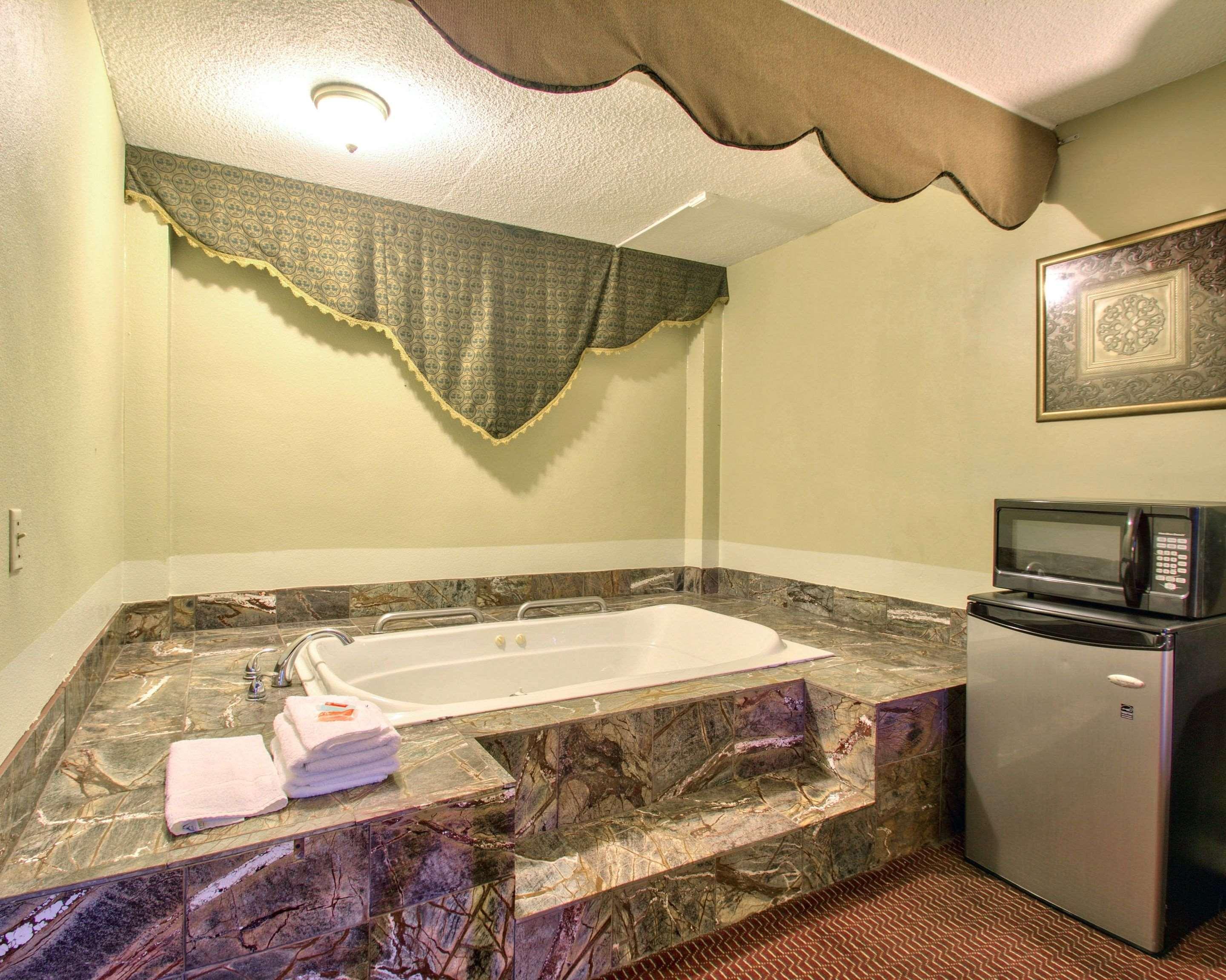 Econo Lodge *
