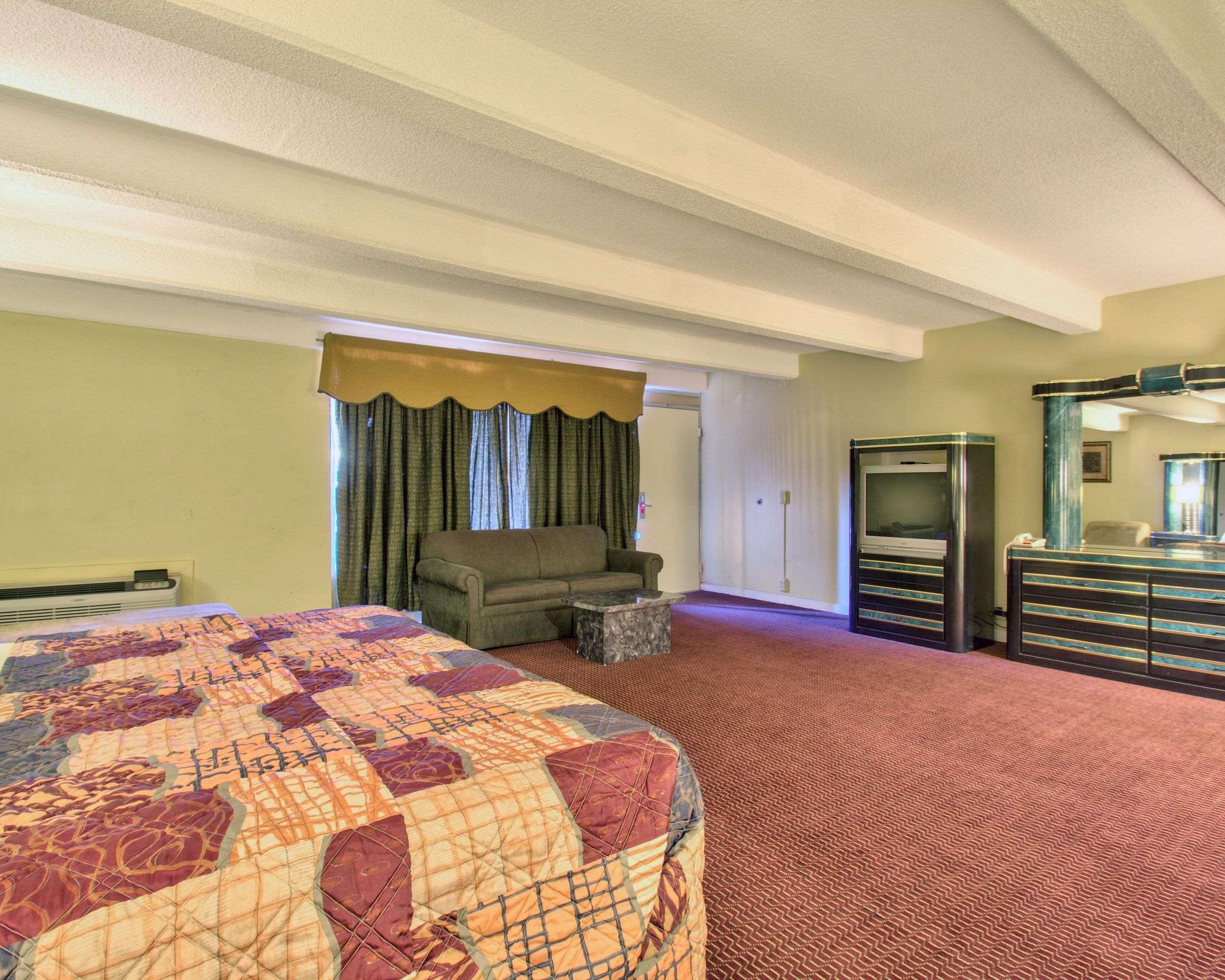 Econo Lodge *