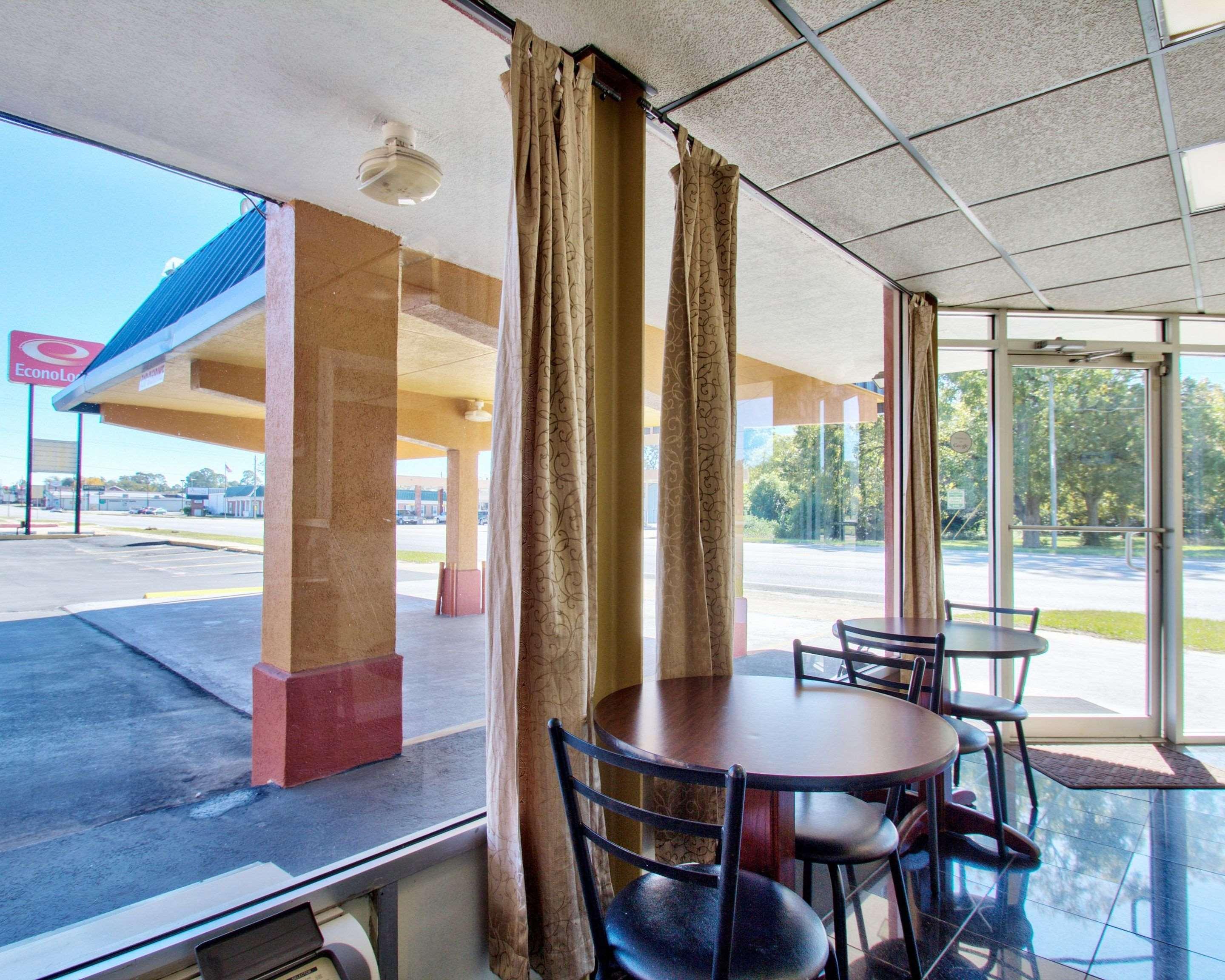 Econo Lodge *