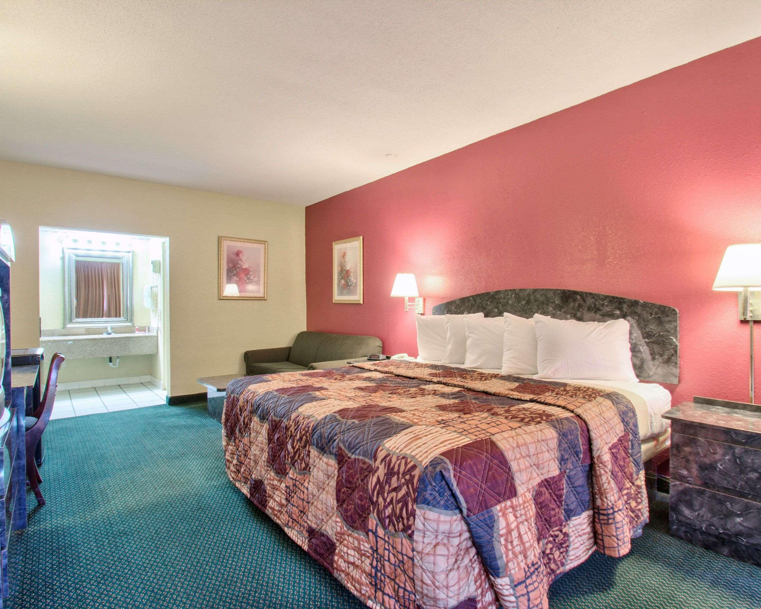 Econo Lodge *